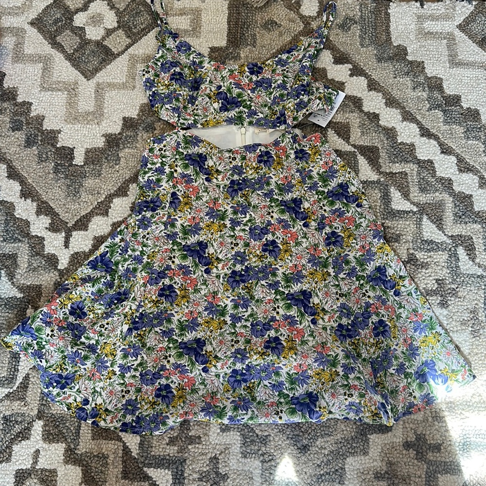 Flower short dress, with cut outs